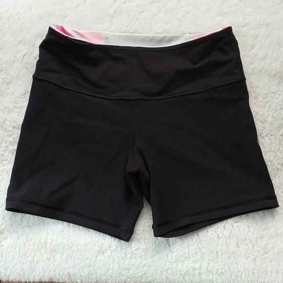 Lululemon Black 🩷 🤍Reversible Short SIZE 4 - Picture 4 of 6